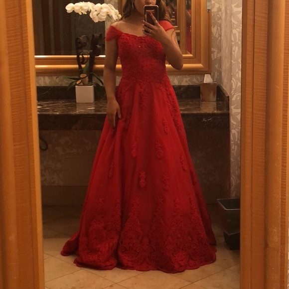 Elegant red gown - Picture 3 of 6